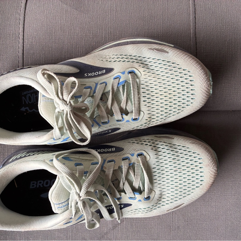 Brooks Women’s Sneakers - Light Gray with Blue Accents
